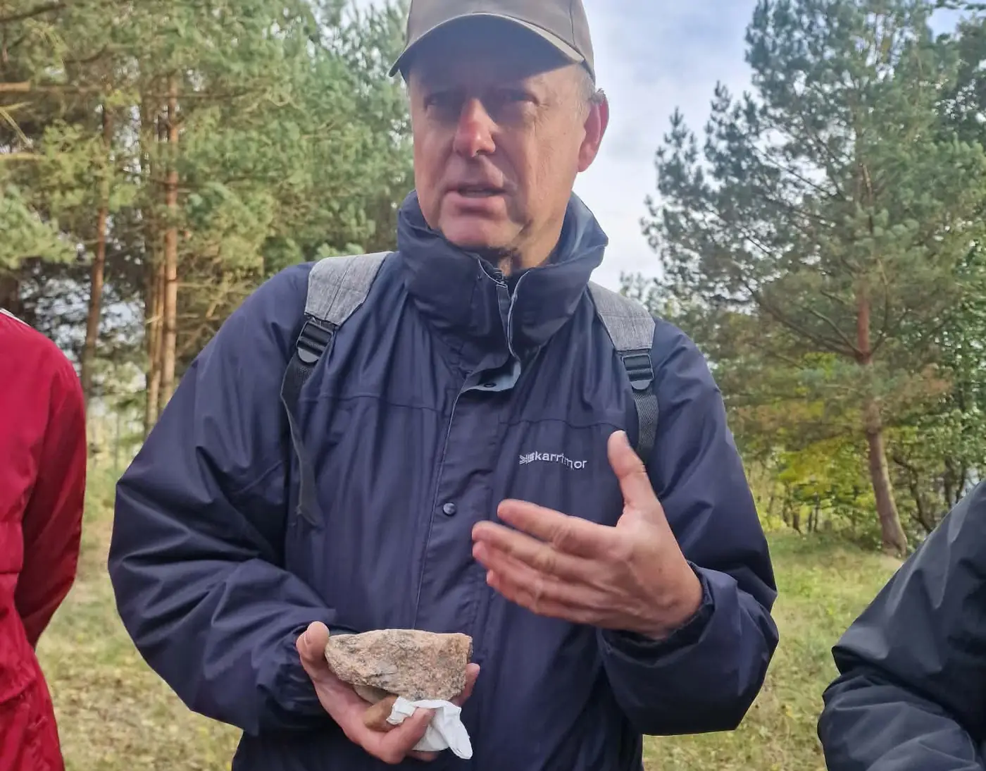 Geologas Vytautas rodo granito gabalą ir pasakoja jo istoriją